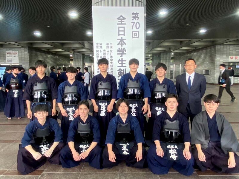 出場選手と佐久間亮監督、清水海人主務（情報4年）の写真