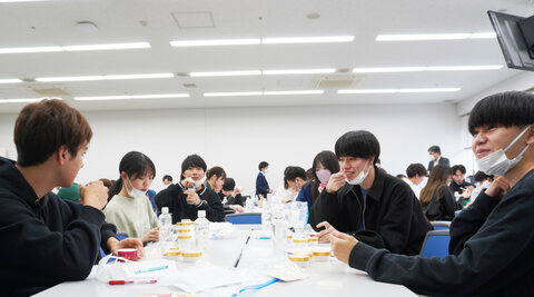 経営学部学生が機能性ジェラートを試食