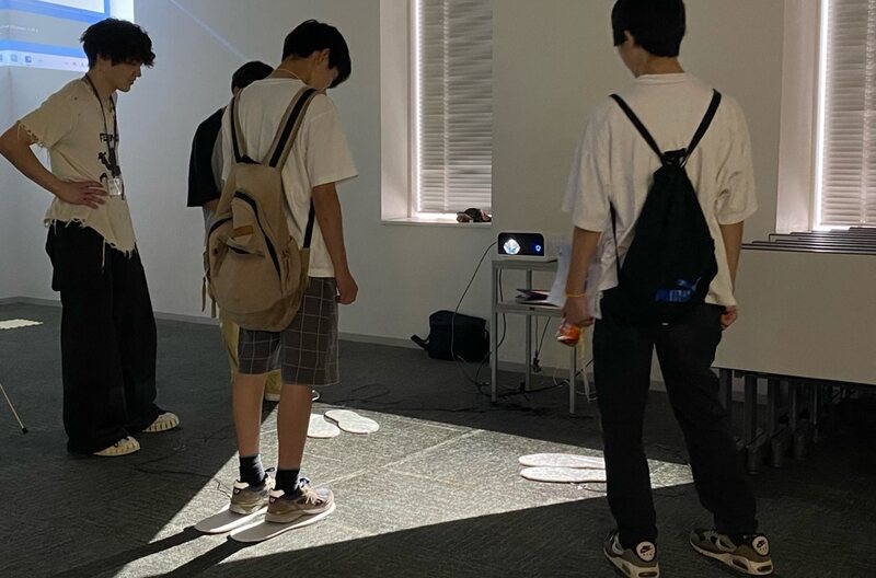 踏んで広がる床