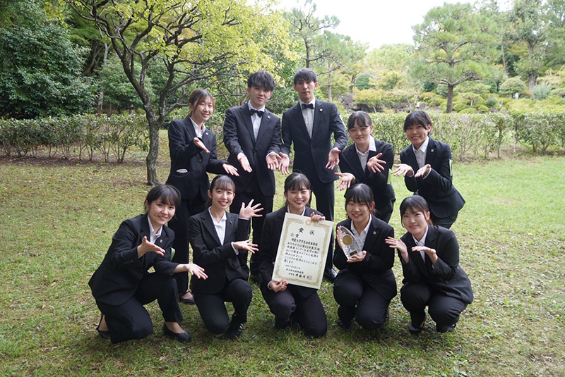 岩本萌枝団長（前列中央）と役員の皆さん