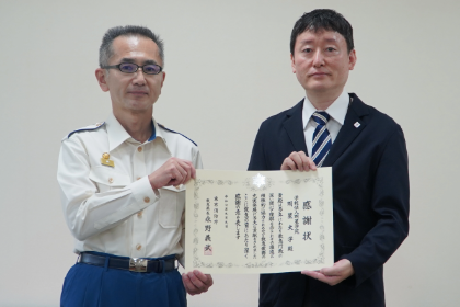 日野消防署長（左）と本学事務局長