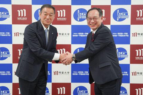 握手を交わす勝見俊也校長と冨樫伸学長