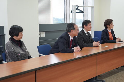 締結式終了後に行われた懇談の様子（明星大学）