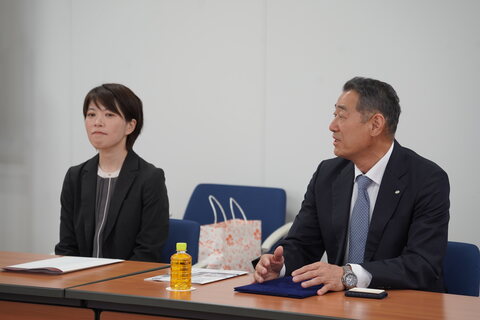 締結式終了後に行われた懇談の様子（昭和第一学園高等学校）