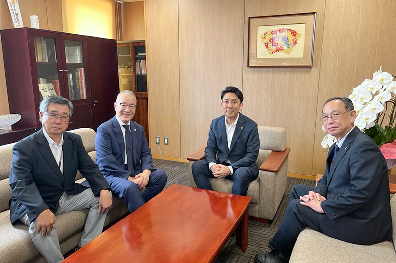 写真左から理事・森光次郎、理事長・落合一泰、古賀壮志市長、学長・冨樫伸