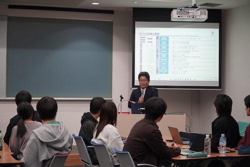 MFMの企業概要説明から講義開始