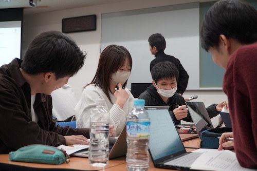 ケースタディではグループ内でも活発な議論が