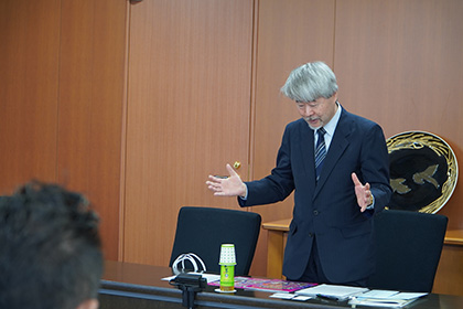 謝意を述べる篠山副学長