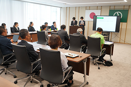 多くの関係者が見守る中、学生たちが府中市の課題に対する企画を発表