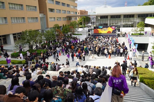 お笑いライブにはたくさんの方が訪れました