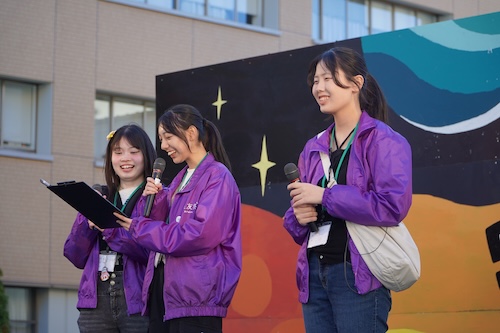 閉会式で笑顔を見せる委員長の小口 英真さん（写真右）