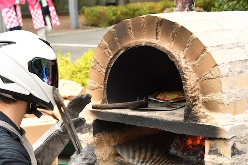 理工学部の学生たちが作った自作のピザ窯