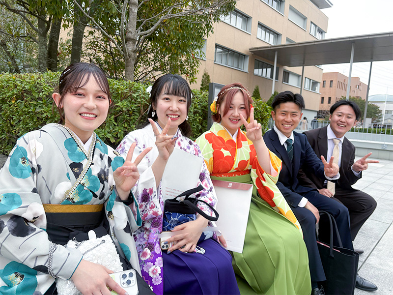 学位記授与式後の様子10