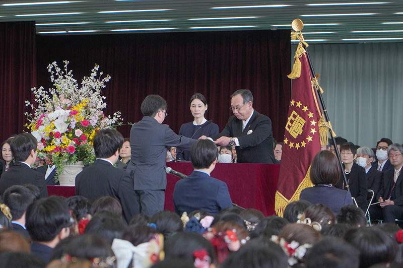 学位記授与式後の様子1