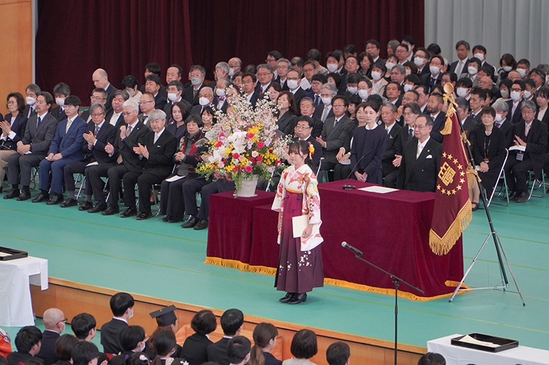 学位記授与式後の様子2