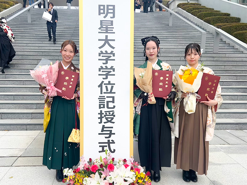 学位記授与式後の様子12