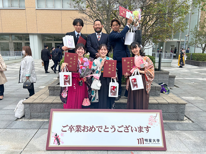 学位記授与式後の様子5