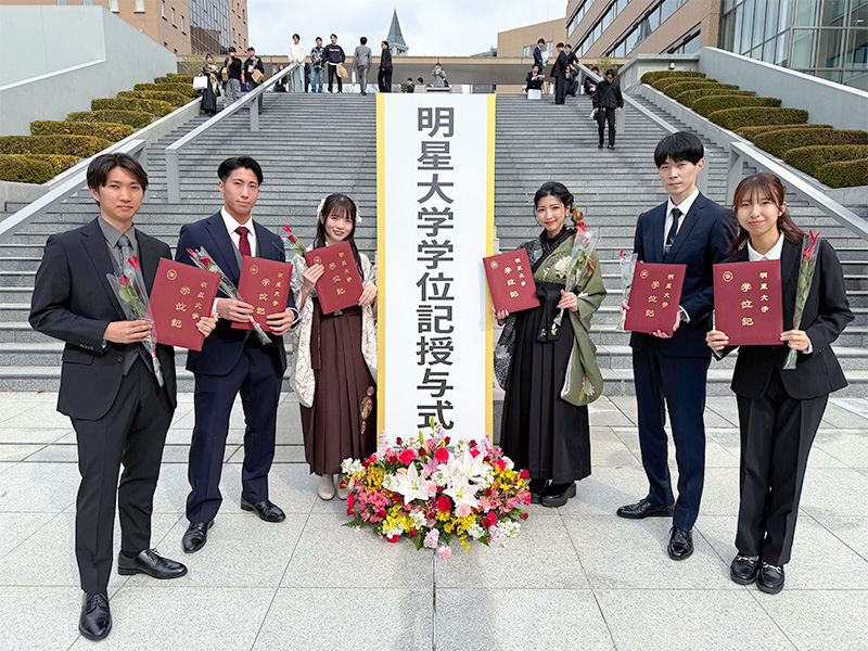 学位記授与式後の様子8