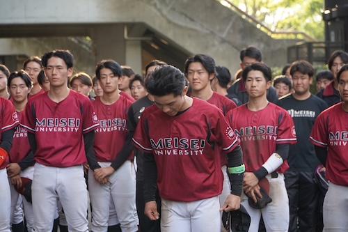 試合後挨拶をする、辻航平主将（人文学部国際コミュニケーション学科4年・箕島）※ページトップの画像も