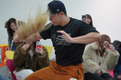 バトンを受け取って踊る様子