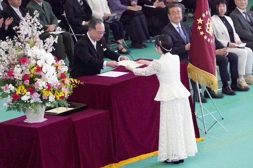 学位記授与式後の様子3