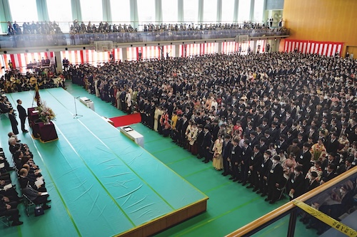 学位記授与式後の様子2