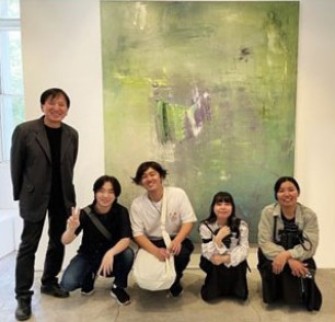 担当教員の絵画作品を鑑賞