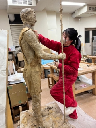 段ボールを索材にした彫刻「人間の登かさを表す人体彫刻」