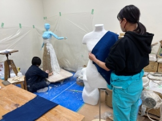彫刻（人体表現）と工芸分野（草木染を用いた服飾デザイン）の卒業制作
