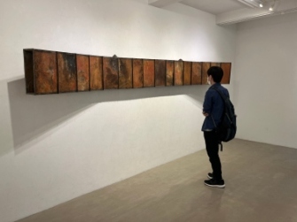 担当教員の彫刻作品を鑑賞