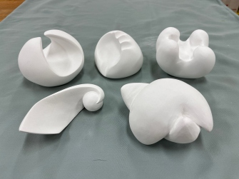 石膏を彫ってつくる抽象彫刻ー音のかたちー