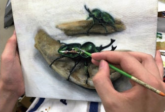 卒業制作の習作としてカブトムシ(クワガタ？)を写実的に描く
