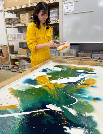 綿布にアクリル絵の具を垂らし込む実験