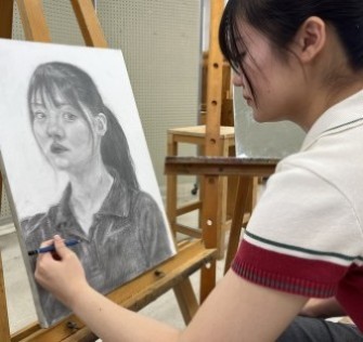 鉛筆デッサン（自画像を描く）