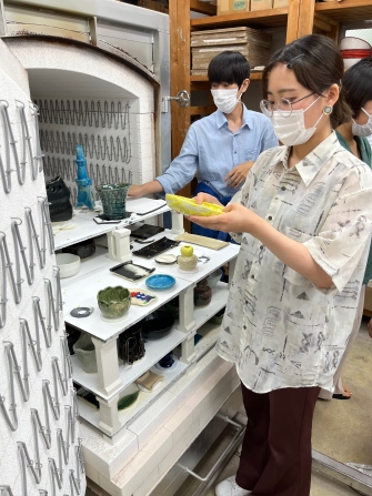 陶芸作品の窯出し