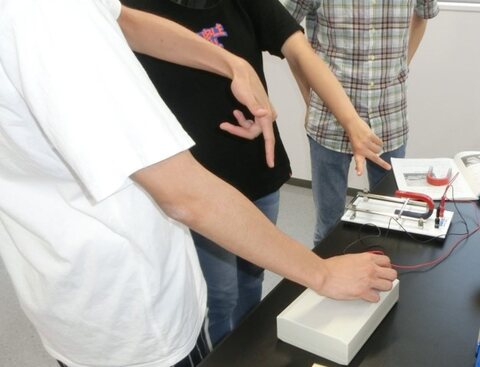 物理学実験：フレミング左手の法則を検証する電磁気学の実験