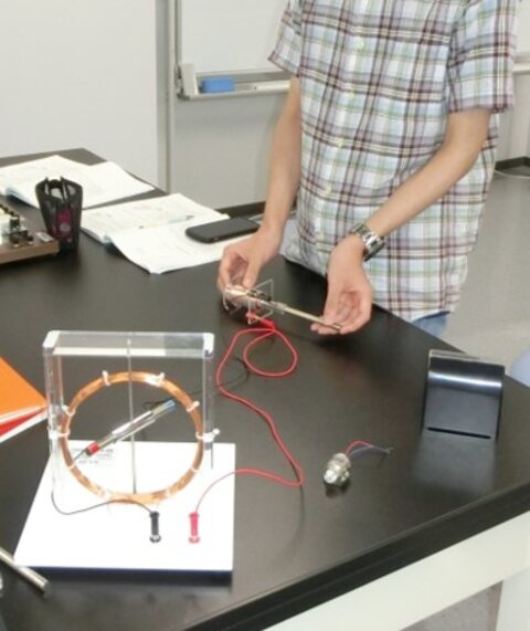 物理学実験：電磁誘導とコイルに発生する磁場の実験