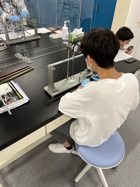 物理学実験：たわみによる金属のヤング率測定