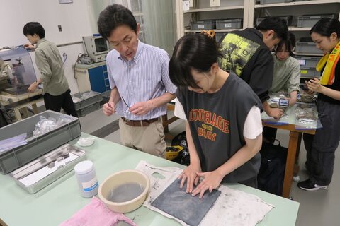 地球科学実践実習２＆卒業研究：岩石実験室での岩石薄片製作