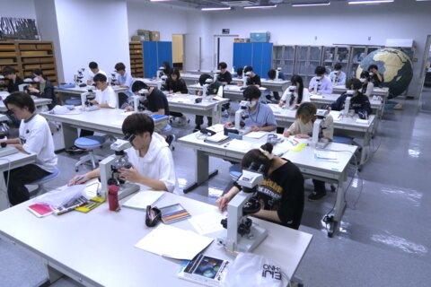 地学実験（３３号館内にある地球科学実験教室）