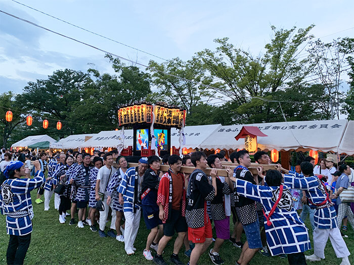 神輿担ぎに参加する硬式野球部の学生