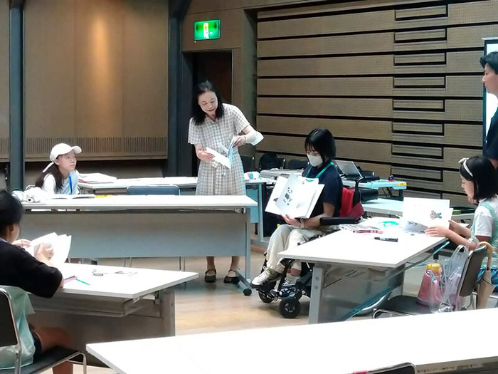 教育学部 髙橋 和子 教授子ども向け講座「しかけを楽しむ英語絵本を作ってみませんか？」