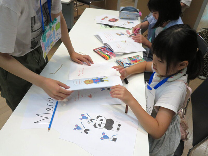 教育学部 髙橋 和子 教授子ども向け講座「しかけを楽しむ英語絵本を作ってみませんか？」