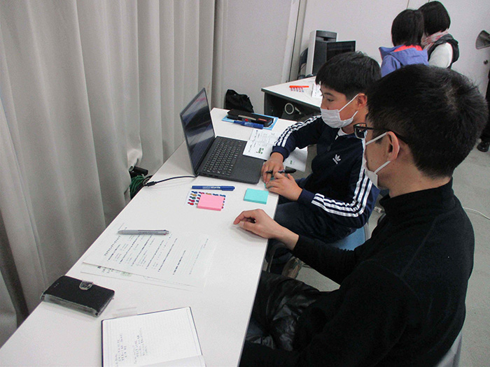 情報学部山中脩也准教授が「プログラミングワークショップ」を実施