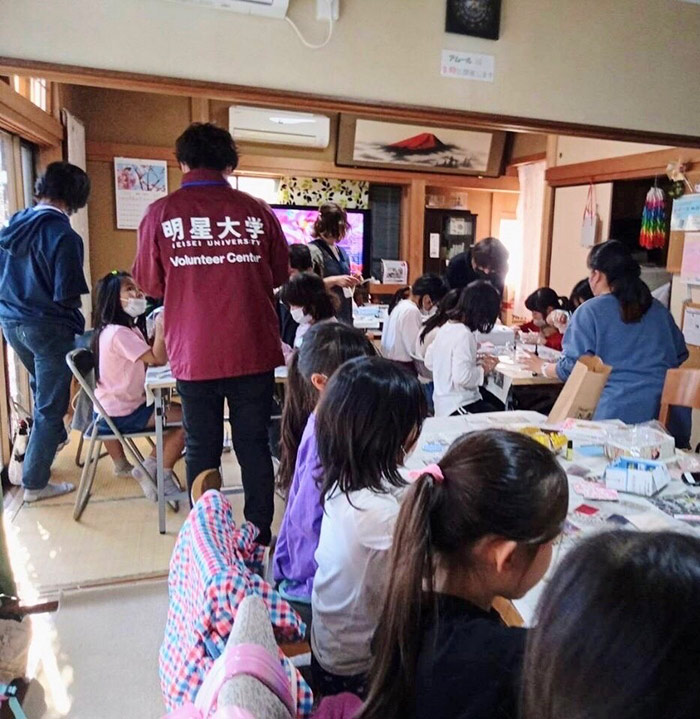 ボランティアサークル「Sun-Flower」が地域の子ども向けに「レジン教室」を開催