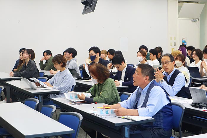 経営学部学生の産学連携授業—「ペット用ジェラート」の企画提案に挑戦