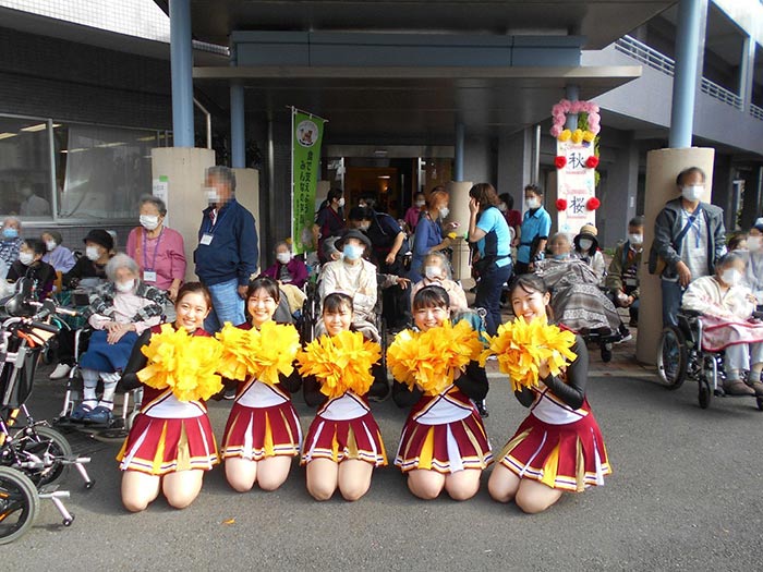 チアリーディング同好会Miracle☆Starsが、多摩市の桜ケ丘延寿ホーム「秋桜祭」に参加