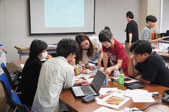 高校生アントレプレナーズキャンプTAMA2025_意見を出し合いプレゼン資料を作っていく