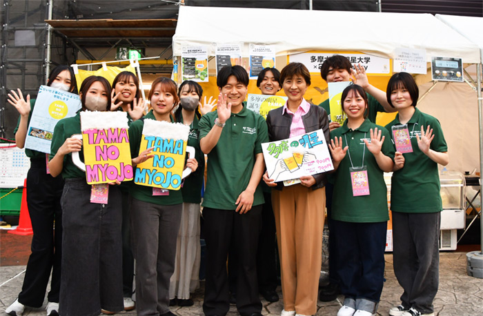 鵜沢教授と鵜沢クラスの学生