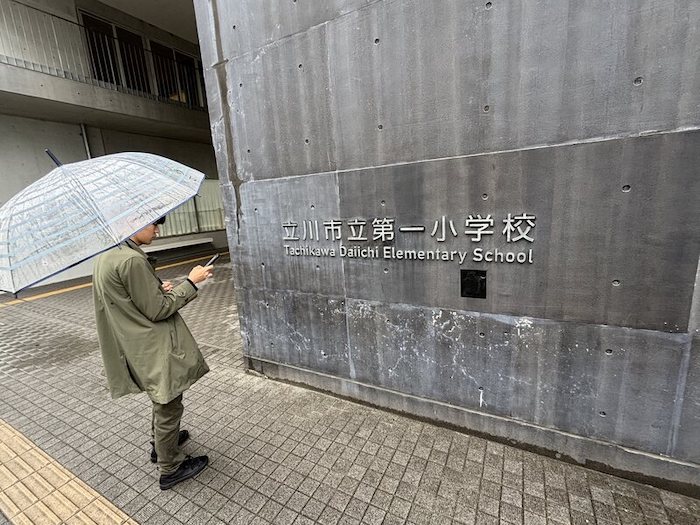 一時避難所の前で位置情報を発信する様子